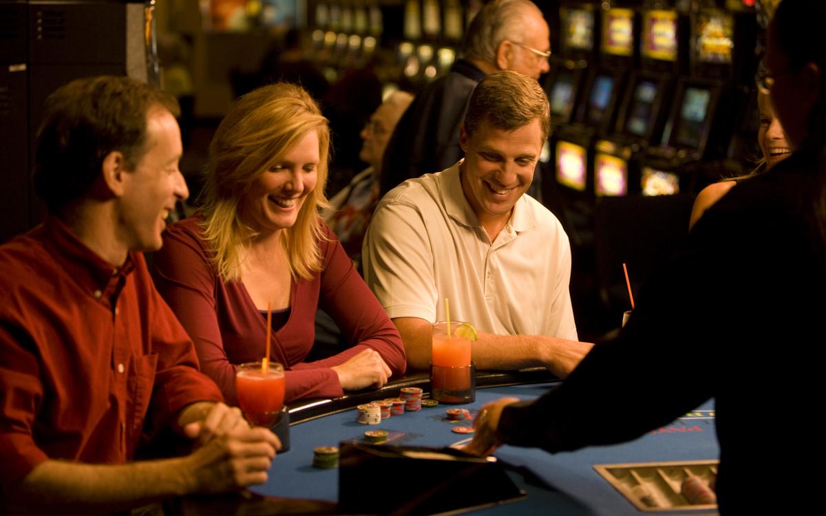 DMC_J3V4629_playing blackjack